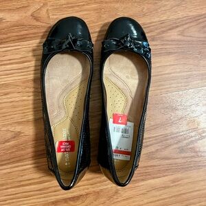 Brand New Naturalizer Black Patent Leather Flats with Bow